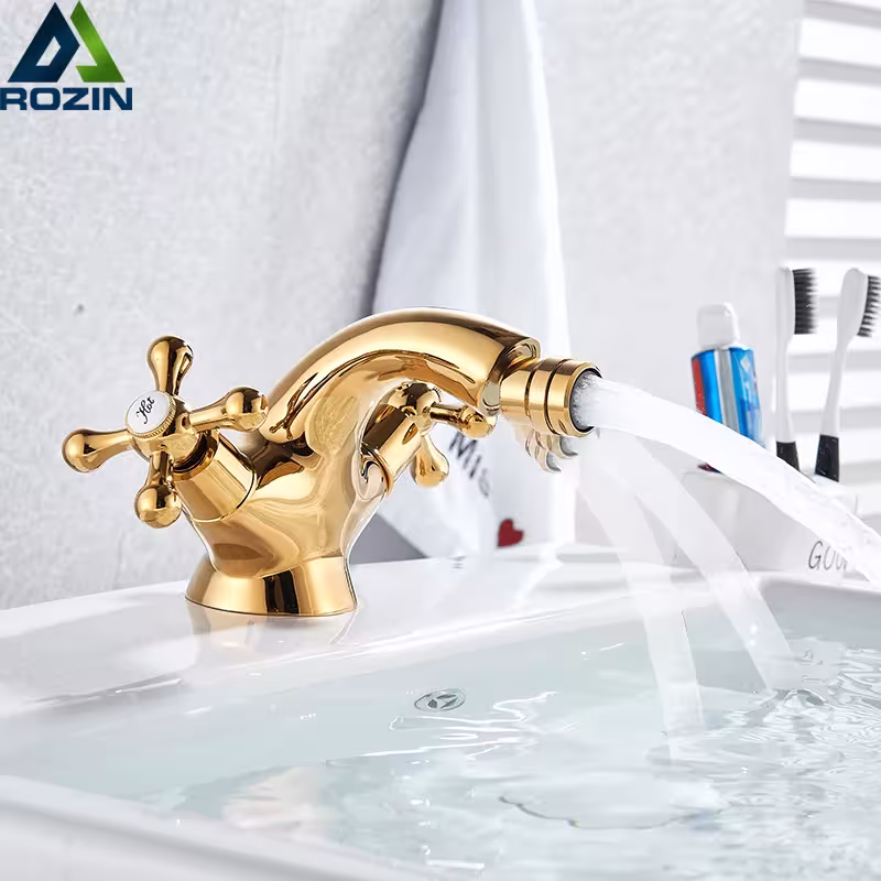 Rubinetto in bidet color oro con due altalene per lavabo