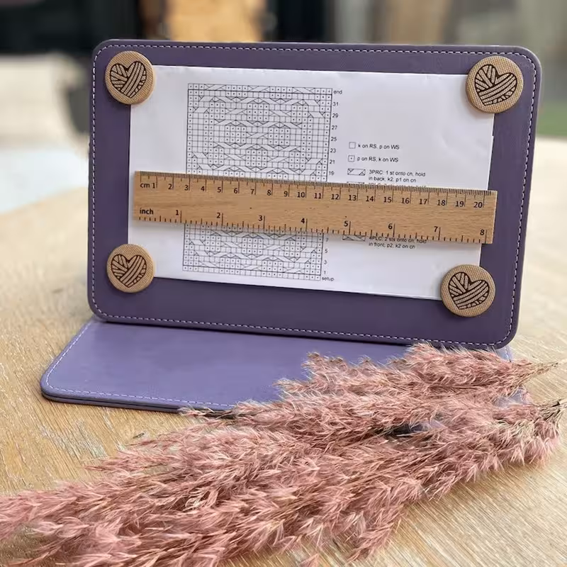 Soporte plegable para patrones de tejido con láminas magnéticas y regla, estructura de PU y madera para manualidades.