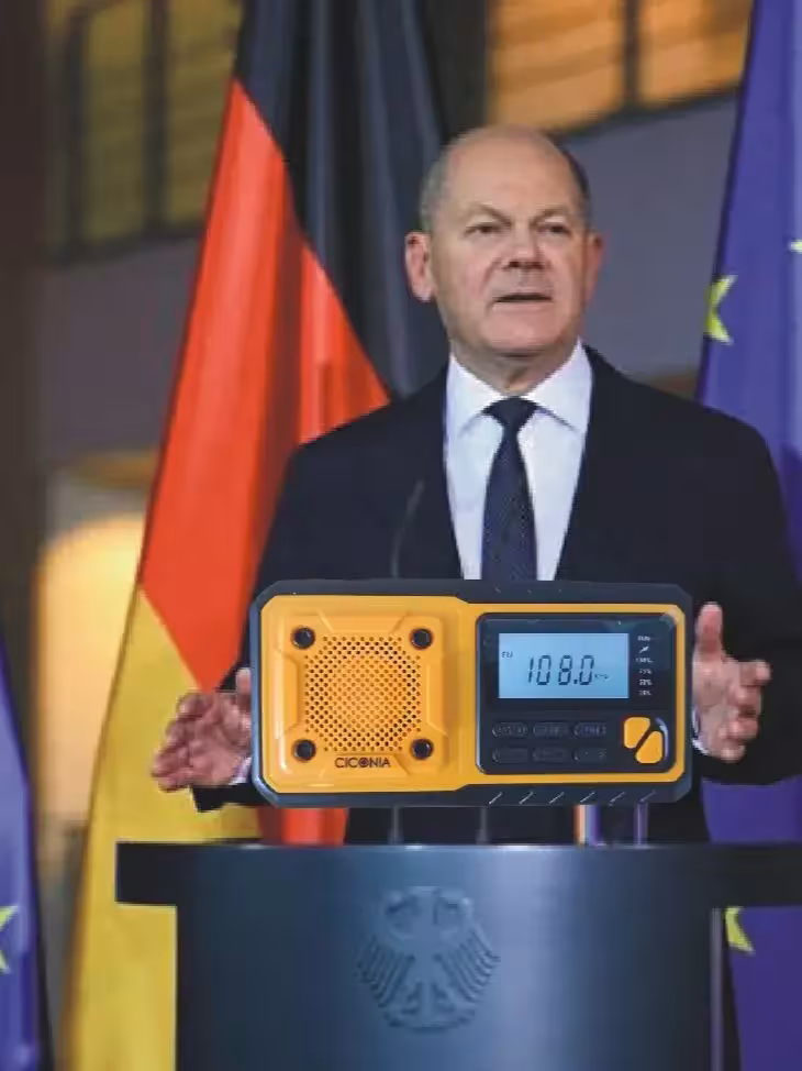 solar-powered radio flashlight