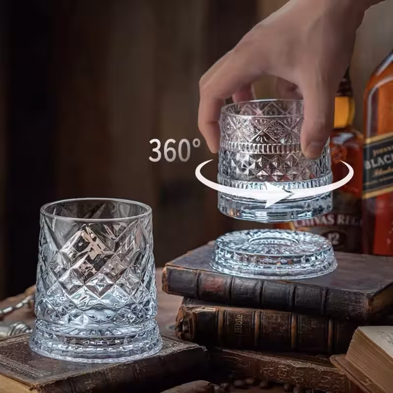 besisukantis whiskey stiklas