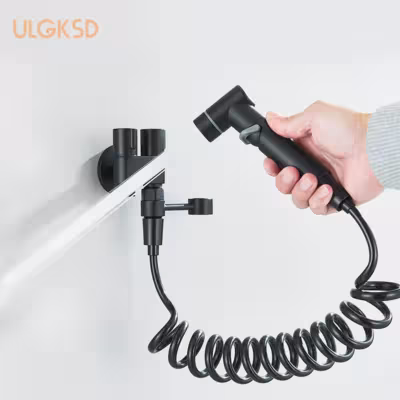 Salle de bain douche à robinet bidétique avec double mode d'eau froide dans le mur