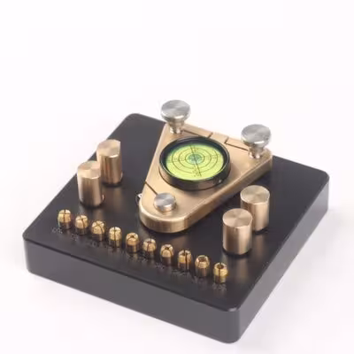Strumento di riparazione e lucidatura orologi con grande disco in acciaio e regolazione rapida e lenta della pressione