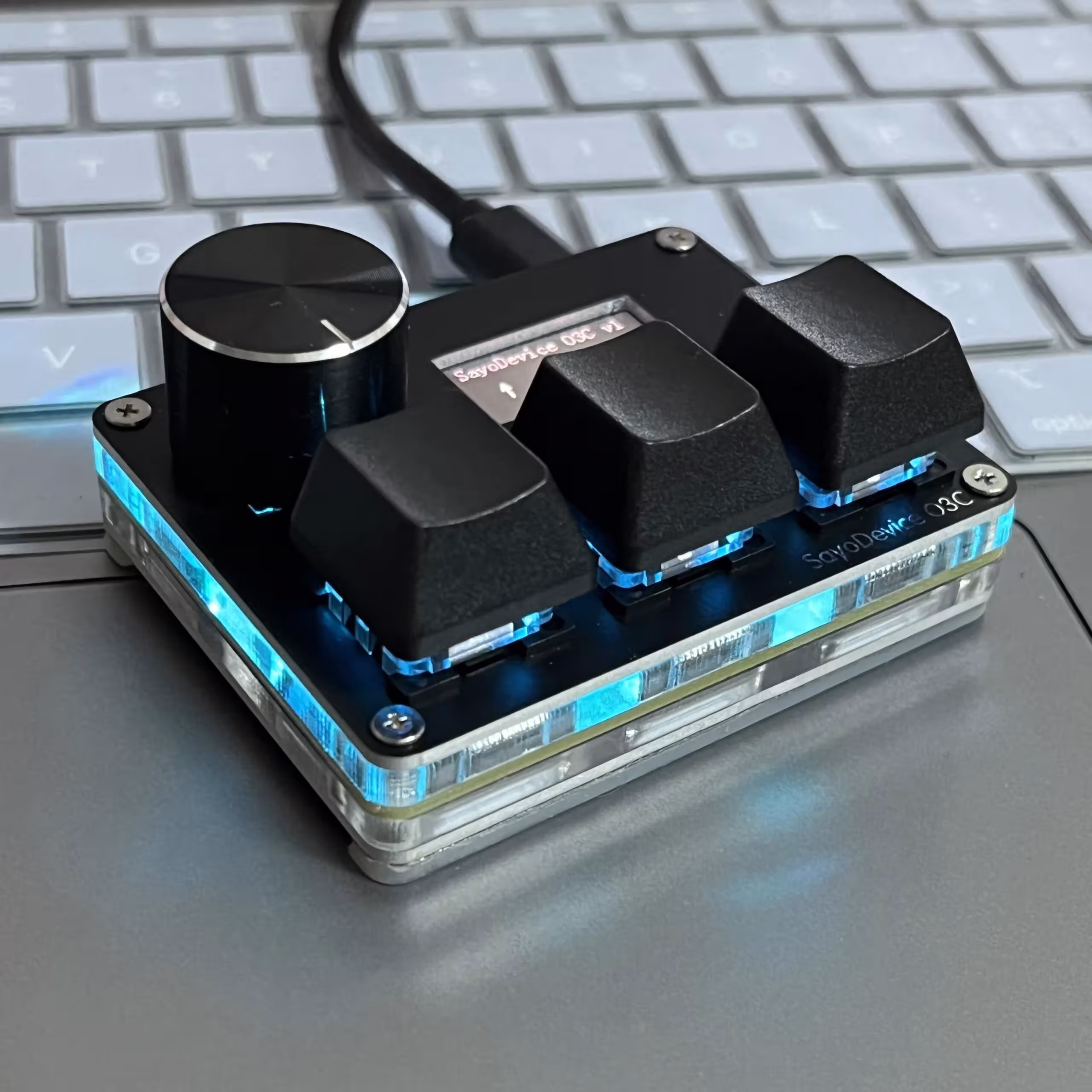 O3C SayoDevice OSU O3C žaidimų klaviatūra su magnetiniais rožiniais jungikliais ir ekranu