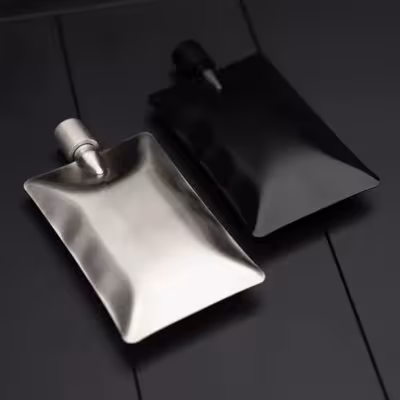 Portable flat wine bottle made of 304 stainless steel with leak-proof lid