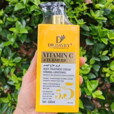 Body lotion with vitamin C and turmeric