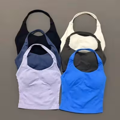 Sports-style female unsewn bra with detachable podpedale and raised breasts