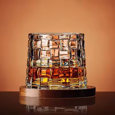 Verre à whisky en cristal avec tasse de vodka cuite torsadée