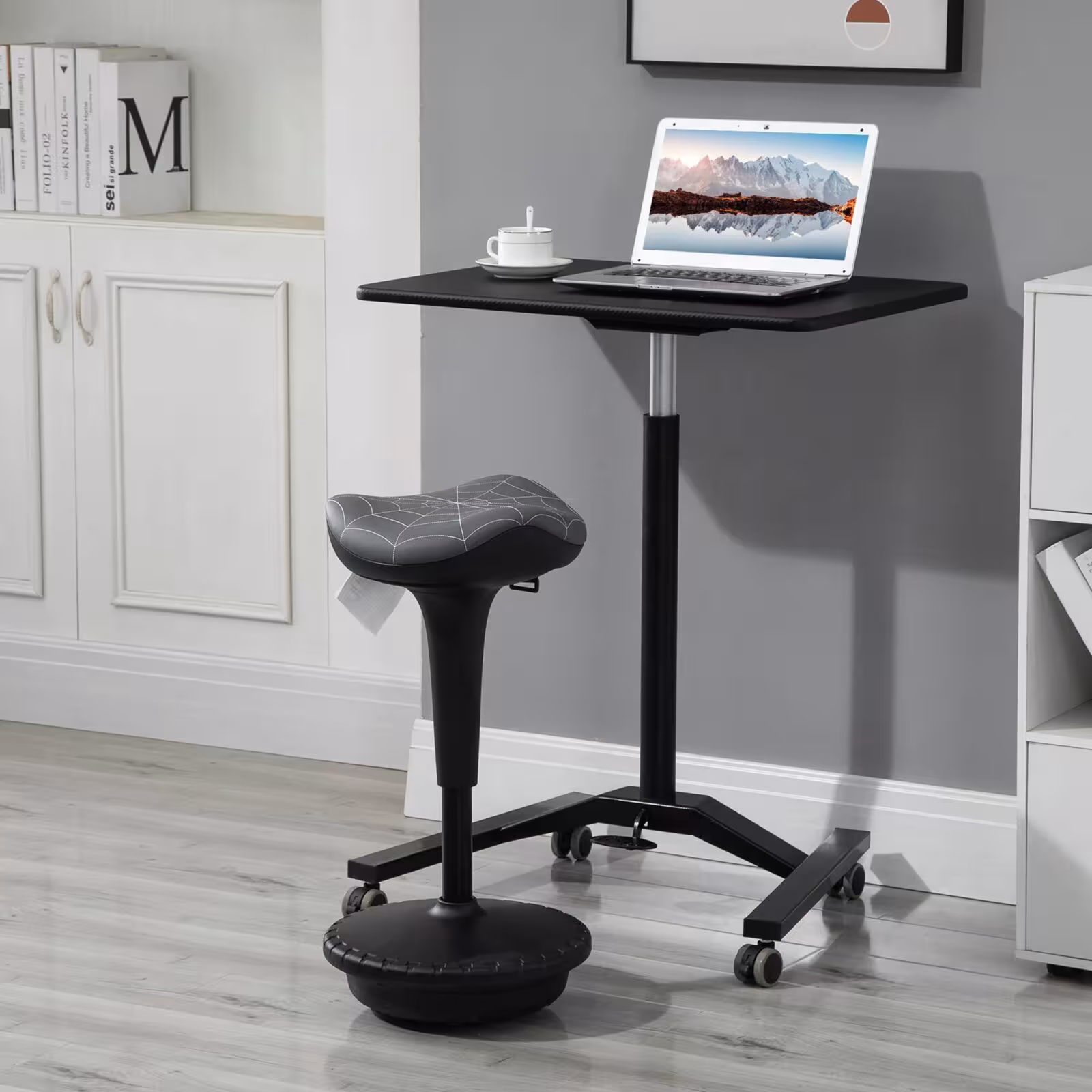 Pilka ergonomiška siūbuojanti biuro kėdė-taburetė, reguliuojamo aukščio, sukama, su neslystančia minkšta pagalvėle