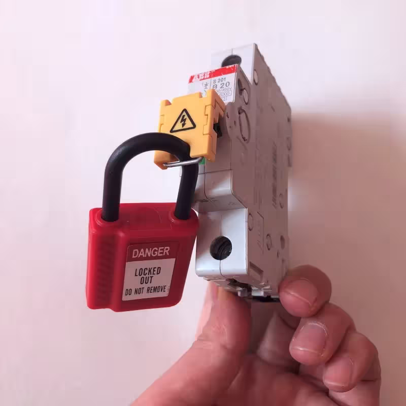 fuse holder for circuit breaker