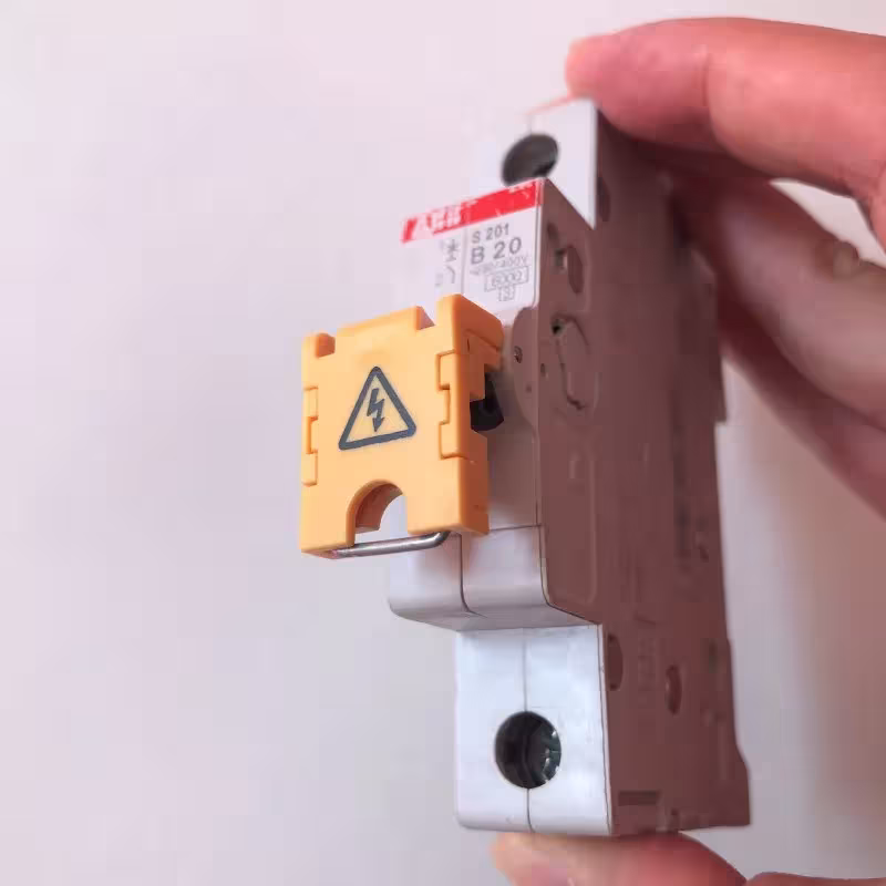 fuse holder for circuit breaker