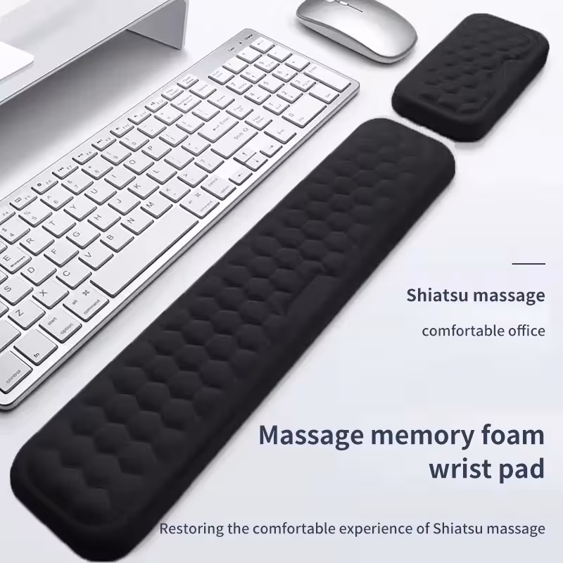 Poggiapolsi ergonomico per tastiera e mouse, realizzato in memory foam con texture massaggiante, ideale per laptop. Offre comfort e supporto durante l'utilizzo prolungato.