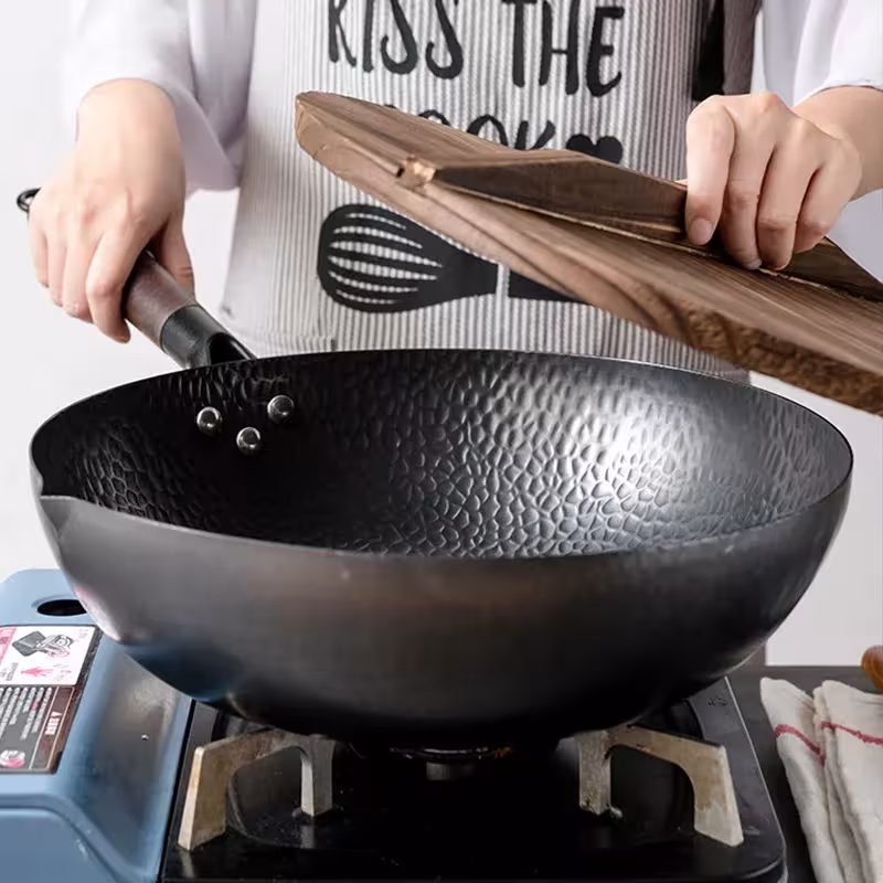 32cm Carbon Steel Wok Pan with Wooden Lid, Non-Stick, Flat Bottom, Suitable for Induction and Gas Cookers