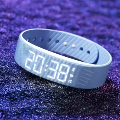 Orologio digitale LED con funzione sveglia e cinturino in silicone regolabile, segnale vibratorio, cassa resistente all'acqua e senza funzione snooze.