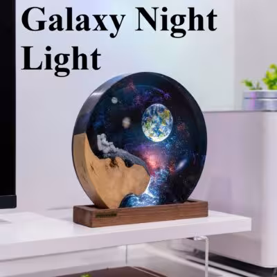 Kreatywna lampka nocna Astronauta wykonana z drewna i żywicy z motywem galaktycznym