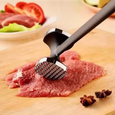 Batticarne da cucina robusto con testa in acciaio inossidabile per ammorbidire e sminuzzare facilmente la carne.