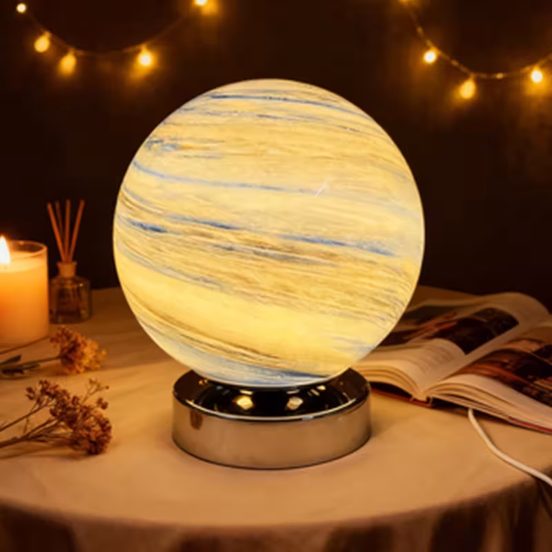 Lampada a forma di astronauta con cielo stellato, luna e galassia, lampada da comodino romantica per coppie
