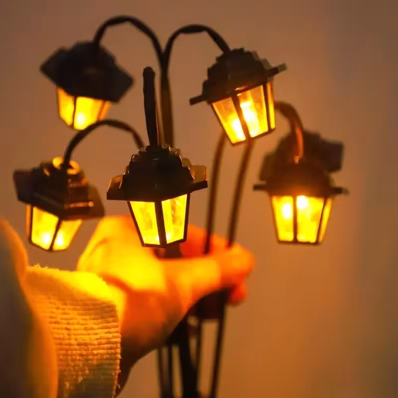 Decorative lantern-shaped light fixture with solar power, 6 LEDs, suitable for gardens and yards.