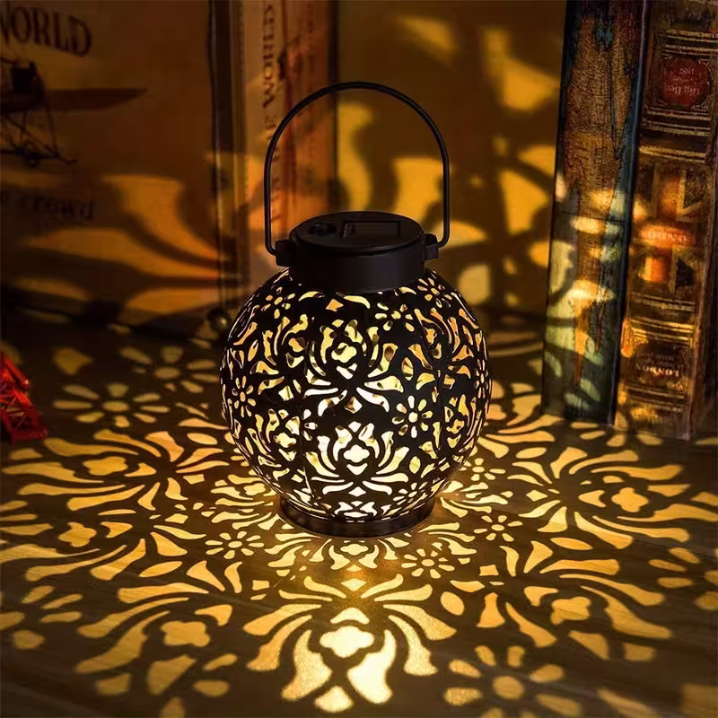 Lampada solare a LED con motivo floreale in stile Liberty, in ferro battuto, adatta per l'esterno, giardino e cortile, grado di protezione IP44.