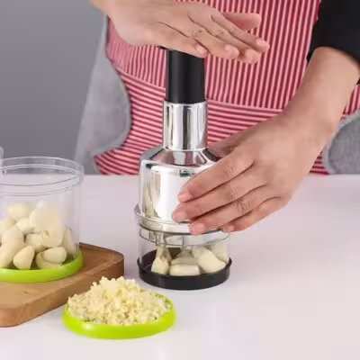 Hachoir à oignons pour hacher, presser et nettoyer les légumes et l'ail - un accessoire de cuisine pratique pour la maison