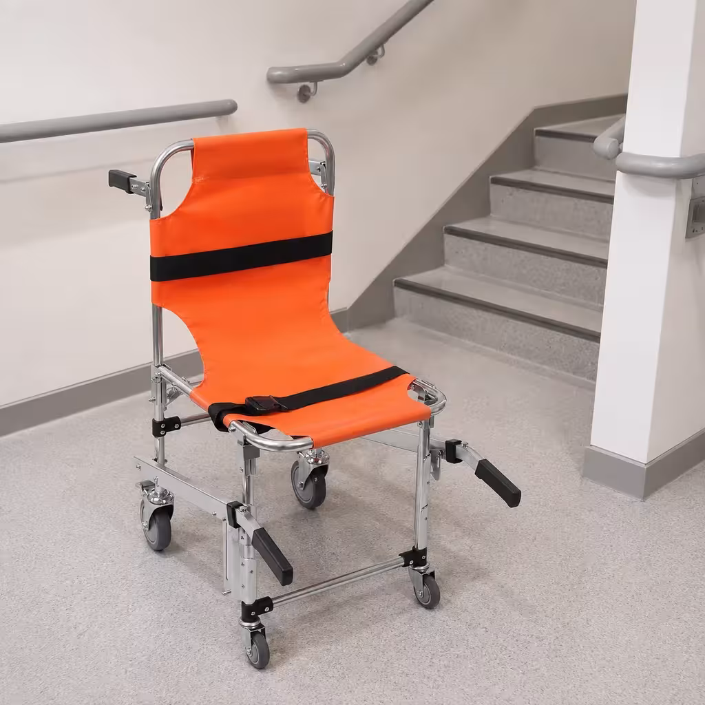 Orangefarbener, klappbarer Evakuierungsstuhl mit PP-Griffen, Querverstrebung für zusätzliche Stabilität und Reißverschlüssen für sicheren Transport.