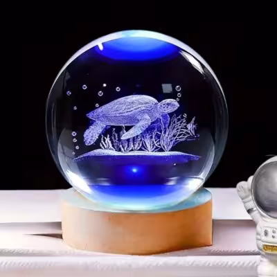 Lampada notturna con sfera di cristallo raffigurante una tartaruga marina, con un tema magico di illuminazione delle profondità marine.