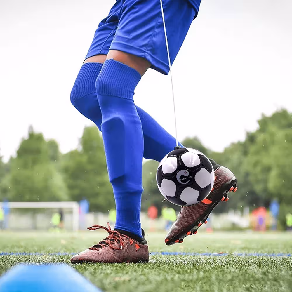 treniruočių futbolo kamuolys su virve