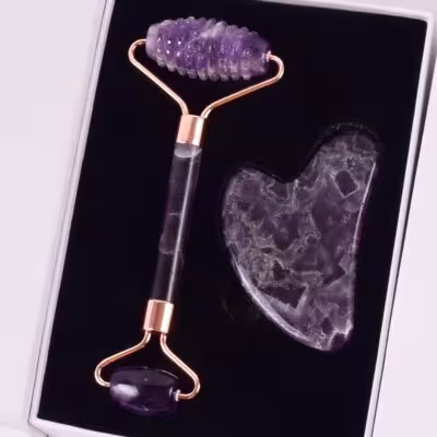 Rouleau facial en quartz rose avec surface texturée, outil de massage en pierre naturelle