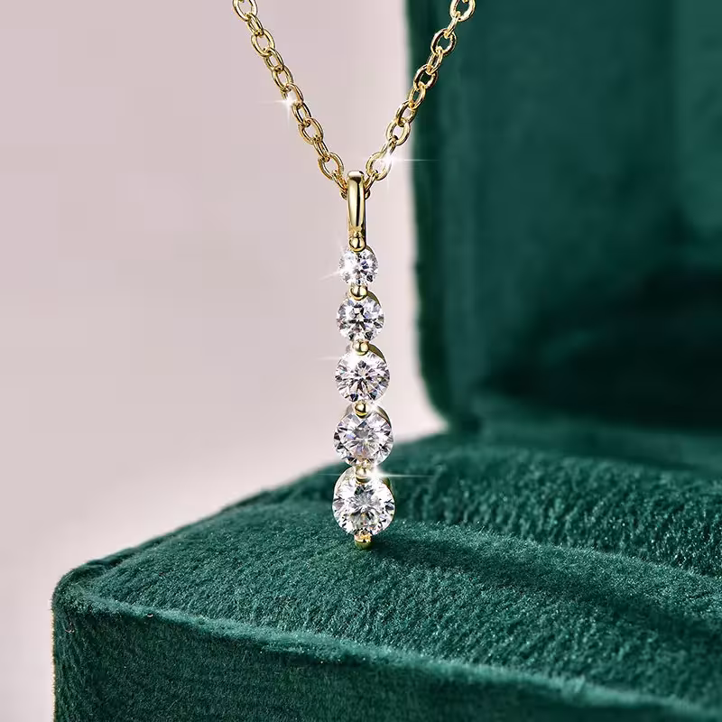 moissanite pakabukas