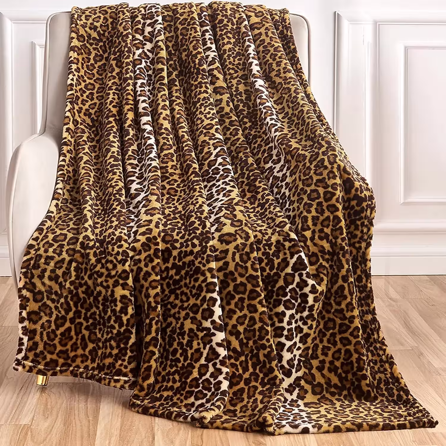 Leopard print blanket made of flannel, suitable for beds, sofas, travel, and camping.