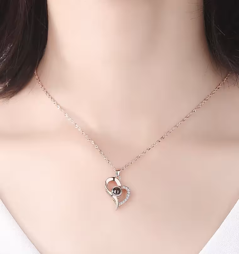 collar con dije de proyección