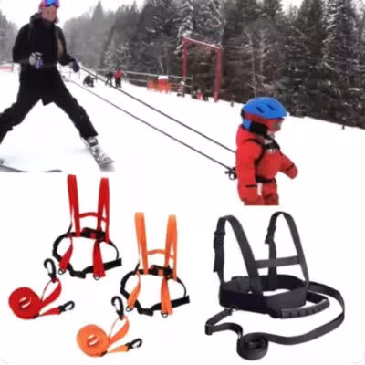 El arnés de seguridad para esquí infantil es un ayudante fiable para los padres que desean enseñar a sus hijos a esquiar, patinar o montar en bicicleta de forma segura. Este arnés ajustable con correas para los hombros permite controlar fácilmente los movimientos del niño, mantener el equilibrio y la velocidad, lo que le da más confianza en sus primeros pasos en el deporte. Adecuado para diversas actividades al aire libre con niños principiantes.