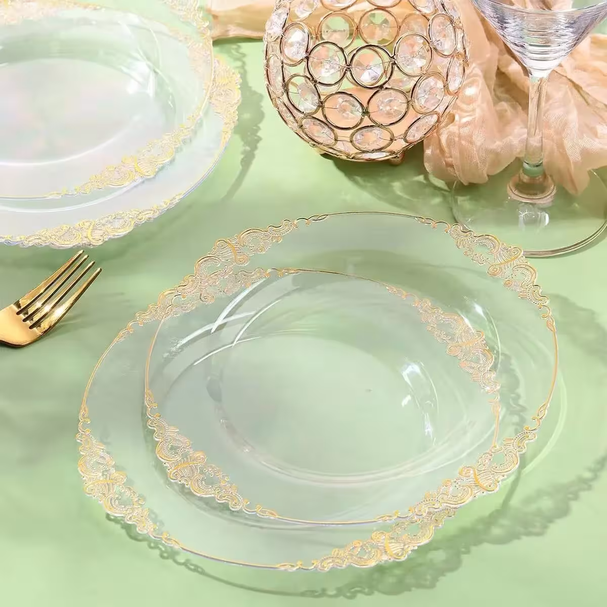 assiettes transparentes dorées