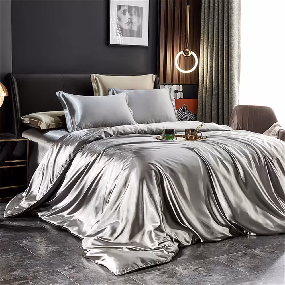 Ensemble de literie en soie avec housse de couette, drap et taies d'oreiller, en satin, de différentes tailles.