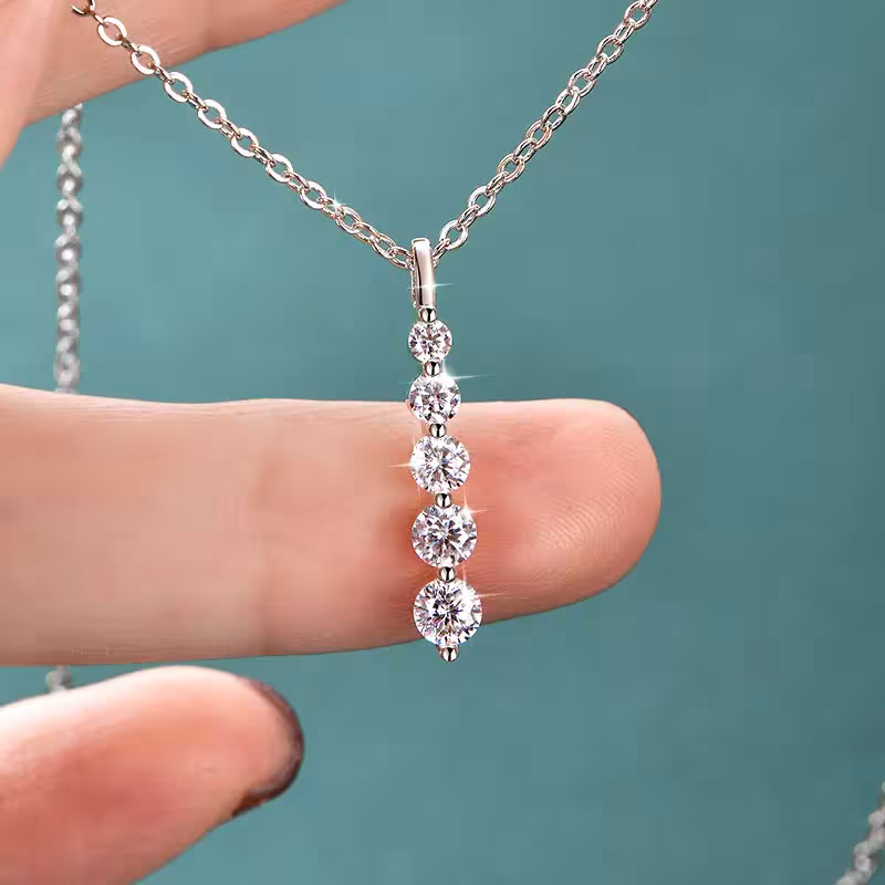 moissanite pakabukas