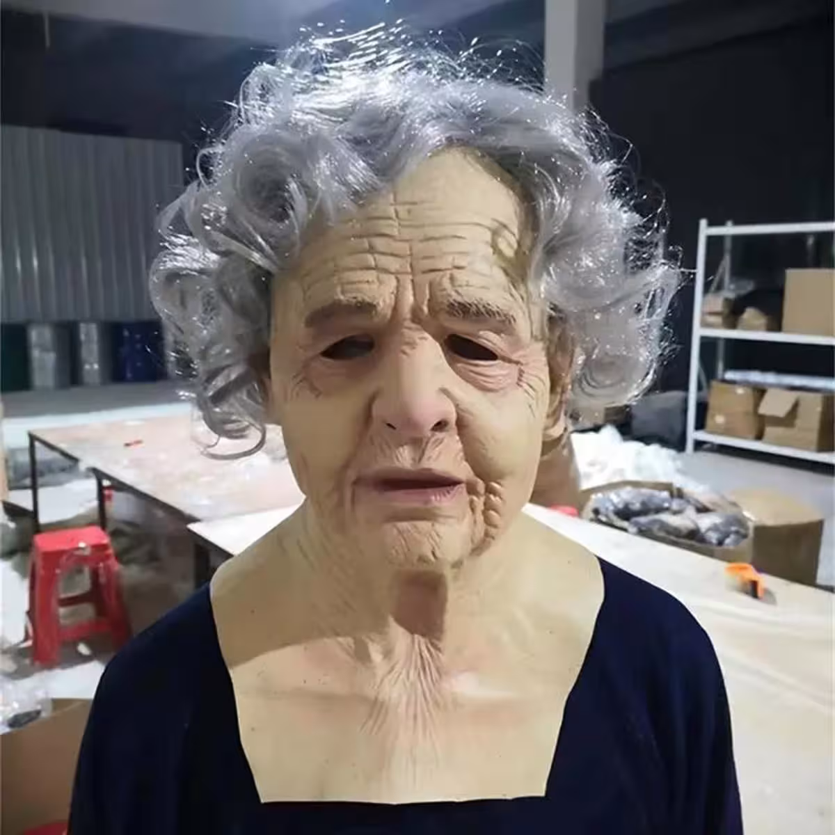 maschera realistica della nonna in lattice